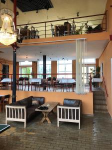 een woonkamer met een bank en een tafel en tafels bij Børglum Mejeri Hotel in Børglum