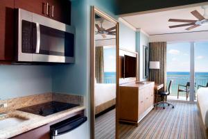 TV a/nebo společenská místnost v ubytování The Ritz-Carlton Key Biscayne, Miami