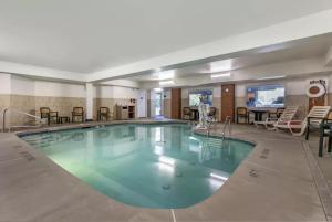 uma grande piscina num quarto de hotel em Comfort Suites Mason near Kings Island em Mason