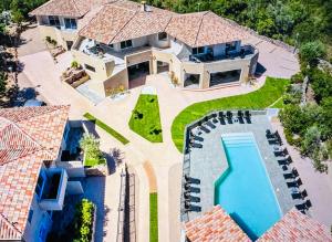 eine Luftansicht eines Hauses mit Pool in der Unterkunft Residence Casa Di Paoli in Porto-Vecchio