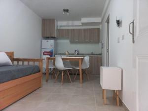 Habitación con cama, mesa y cocina. en Yapandi Portezuelo en Salta