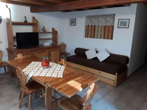 A television and/or entertainment centre at Tana della volpe 1