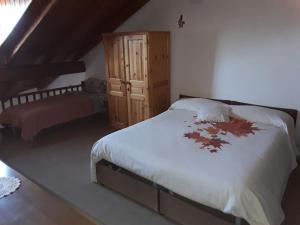 ein Schlafzimmer mit einem großen Bett und einem Holzschrank in der Unterkunft Tana della volpe 1 in Gressan