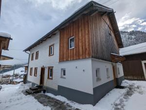 una casa en la nieve cubierta de nieve en Ferienhaus Fatlar en Kappl