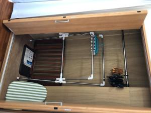 uma gaveta aberta de uma cama com auggage em YADO Kukkal- Vacation STAY 48433v em Amami