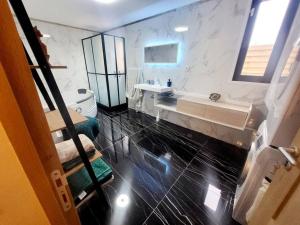 ein großes Bad mit einem Waschbecken und einem Spiegel in der Unterkunft Maison 6 personnes base Nautique JO 2024 proche Disney Paris in Noisy-le-Grand
