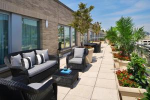 een patio met banken en stoelen in een gebouw bij The Ritz-Carlton, Washington, D.C. in Washington