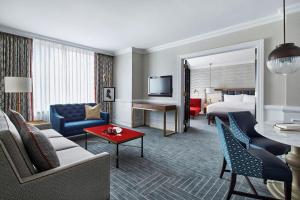 een hotelkamer met een kingsize bed en een woonkamer bij The Ritz-Carlton, Washington, D.C. in Washington