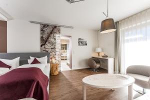 een slaapkamer met een bed en een tafel bij Hotel Villa Lago Garni in Bad Wiessee