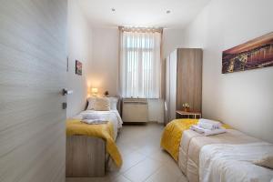 mały pokój z 2 łóżkami i oknem w obiekcie La Preziosa Apartment Duomo w mieście Napoli