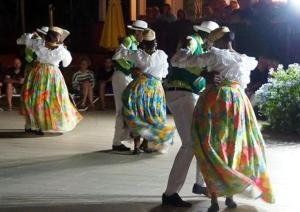 um grupo de pessoas dançando em um palco em Antigua 04 em Sainte-Luce