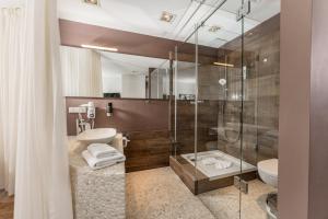 Koupelna v ubytování Hotel Villa Lago Garni + 37 fotografií
