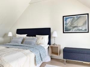 Letto o letti in una camera di Boende med pool och tennisbana i familjevänligt område