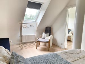Letto o letti in una camera di Boende med pool och tennisbana i familjevänligt område