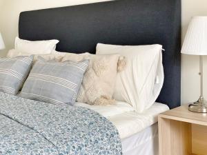 Letto o letti in una camera di Boende med pool och tennisbana i familjevänligt område