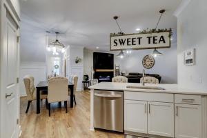 a kitchen and dining room with a sweet tea sign at 4 Bed 35 BA 1K 3Q 2T Sleeper Sofa Park 3 Cars Bikes & Beach Gear included in Hilton Head Island