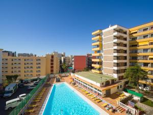 an overhead view of a swimming pool in front of a building at Las Arenas Playa del Ingles Apartment 413 in San Bartolomé
