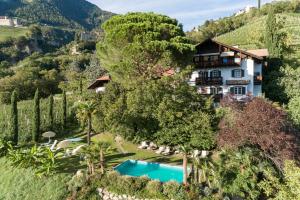 een luchtzicht op een villa met een zwembad bij Matailerhof in Tirolo