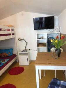 una pequeña habitación con una mesa y una cama en Haus Wilma Grüne Idylle im Wald direkt am See, en Wendisch Rietz 24 fotos más