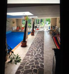 una sala de estar con palmeras en Haus Wilma Grüne Idylle im Wald direkt am See, en Wendisch Rietz