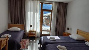 Un pat sau paturi într-o cameră la Bapsha Guesthouse