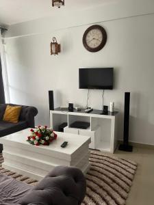 Televisor o centre d'entreteniment de Zoe Homes Greypoint 1br and 2br Apartment 101