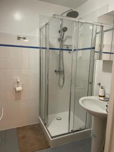 uma casa de banho com um chuveiro e um lavatório. em Studio Centre Ville em Nice