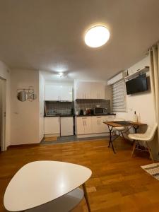 uma sala de estar com uma mesa e uma cozinha em Studio Centre Ville em Nice