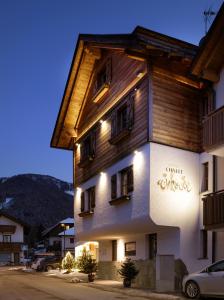 un edificio con luces en el lateral. en Chalet Winklwiese, en Valdaora