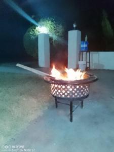 eine Feuerstelle in einem Garten in der Nacht in der Unterkunft Homebase gardens in Nakuru