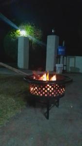 ognisko w nocy na podwórku w obiekcie Homebase gardens w mieście Nakuru