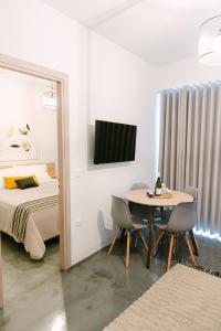 1 dormitorio con mesa, cama y espejo en MAGNOLIA SUITES en Nafpaktos