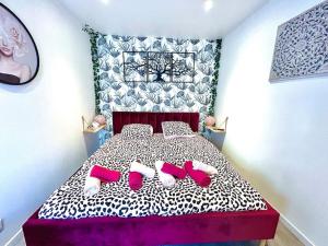 een slaapkamer met een bed met roze schoenen erop bij La forêt enchantée, centre ville in Pont-sur-Yonne