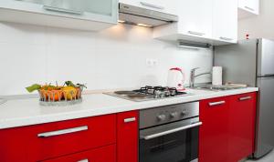 Kuchyňa alebo kuchynka v ubytovaní Apartment Lina Deluxe + 8 fotografií