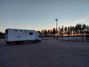 un camion bianco parcheggiato in un parcheggio di Kankaanpään Ratsastuskeskus a Kankaanpää