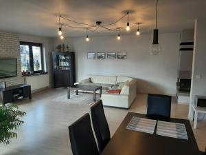 sala de estar con sofá y mesa en Villa na pokladzie en Władysławowo