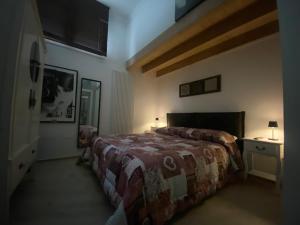 1 dormitorio con 1 cama y 1 mesa con lámpara en B&B Belvedere, en Cerignola