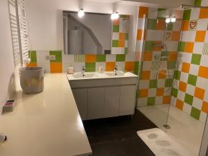 W łazience znajduje się umywalka i prysznic. w obiekcie Maison familiale 3 chambres w Awinionie