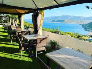 una mesa y sillas con vistas al océano en Hotel Sa Lumenera, en Bosa