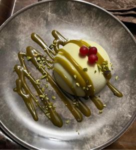 einen Teller mit einem Dessert in Form einer Krabbe in der Unterkunft Hotel Sa Lumenera in Bosa