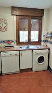 a kitchen with a sink and a washing machine at Apartamento en Navacerrada in Navacerrada