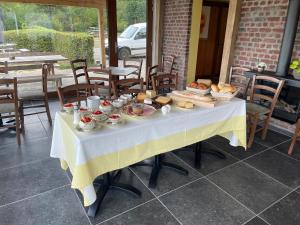 uma mesa com comida no pátio em Velogement 't Moltje em Heuvelland