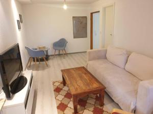 uma sala de estar com um sofá e uma mesa em Haus am Hang, Garden Dream em Westerburg