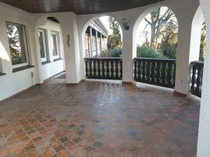 um corredor vazio de uma casa com piso em azulejo em Haus am Hang, Garden Dream em Westerburg