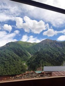 vista su una valle di montagna da un edificio di Koba Qaldani's Guest house a Adishi