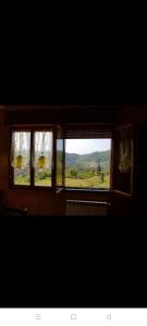a window on a train with a view of a field at Casa Dirindo in Carrodano Inferiore