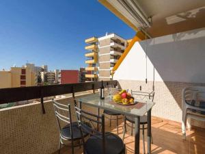 een tafel met een fruitschaal op een balkon bij Marlenghi Apartments 412 in San Bartolomé