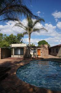 A piscina localizada em Mckala Guesthouse ou nos arredores
