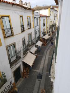 une vue sur une allée avec des bâtiments dans l'établissement Mont' Sobro House Rooms, à Évora