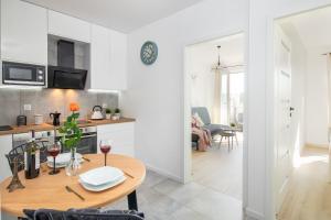 Kuchyňa alebo kuchynka v ubytovaní Apartamenty Marii Konopnickiej Kraków